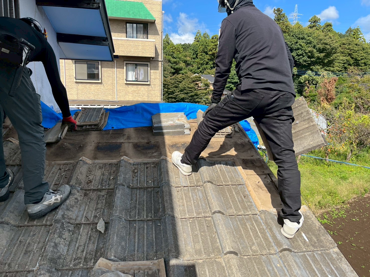つくば市　セメント瓦の撤去作業（職人2名）